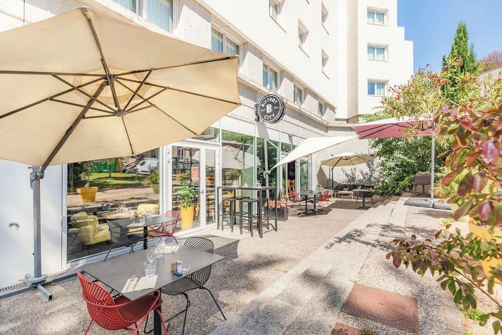 Caluire Et Cuire — À seulement 20 minutes en métro du centre-ville de Lyon, cette résidence propose des appartements co... — Miniature 2