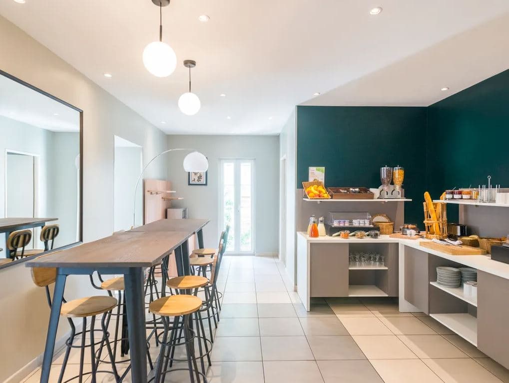 Nantes — Implantée dans le quartier dynamique de Hauts-Pavés-Saint-Félix, cette résidence propose une sélecti... — Miniature 4