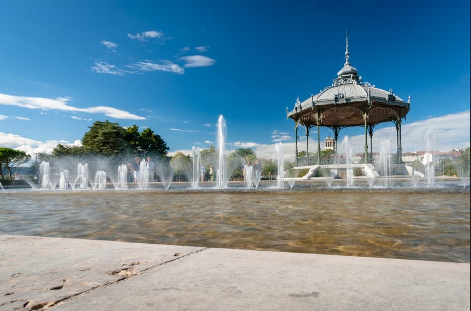 Valence — Située au cœur de la vallée du Rhône, Valence séduit par son atmosphère conviviale et son équilibre ... — Miniature 8