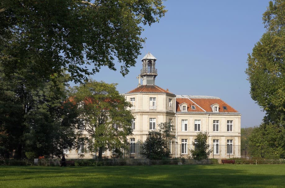 Drancy — Située dans un quartier pavillonnaire de Drancy, cette résidence contemporaine se distingue par son ... — Miniature 12
