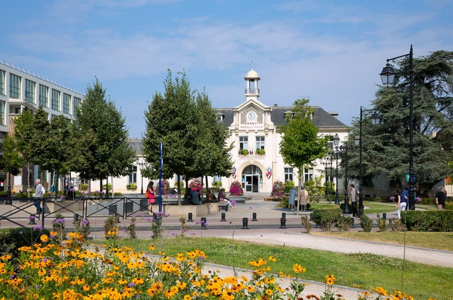 Drancy — Située dans un quartier pavillonnaire de Drancy, cette résidence contemporaine se distingue par son ... — Miniature 13