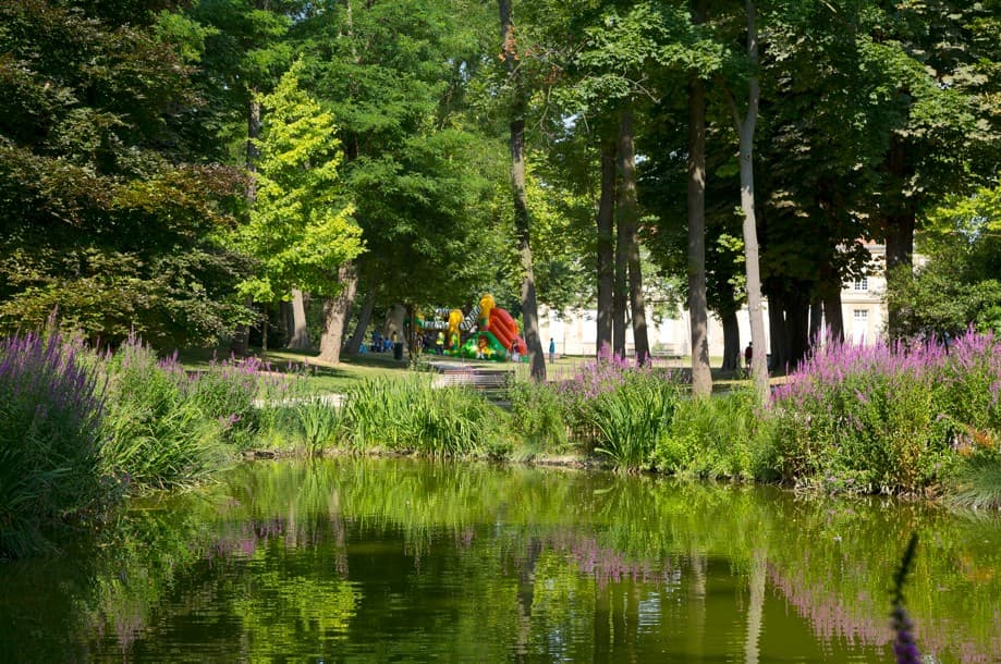 Drancy — Située dans un quartier pavillonnaire de Drancy, cette résidence contemporaine se distingue par son ... — Miniature 14