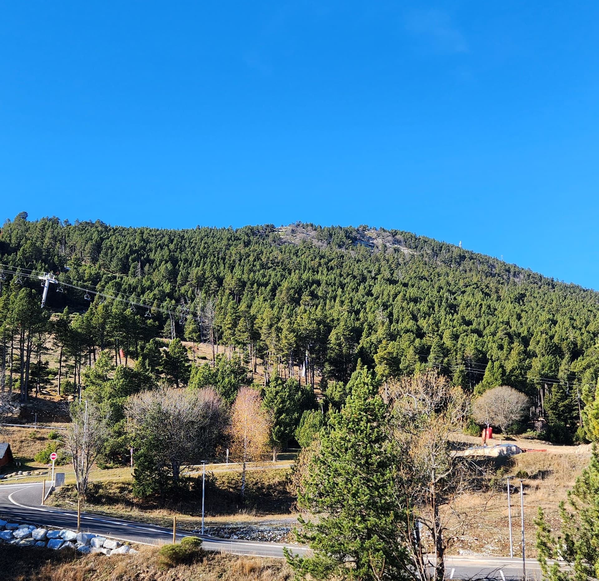les Angles — Située au cœur de la station des Angles, cette nouvelle résidence s’intègre harmonieusement entre la... — Miniature 2
