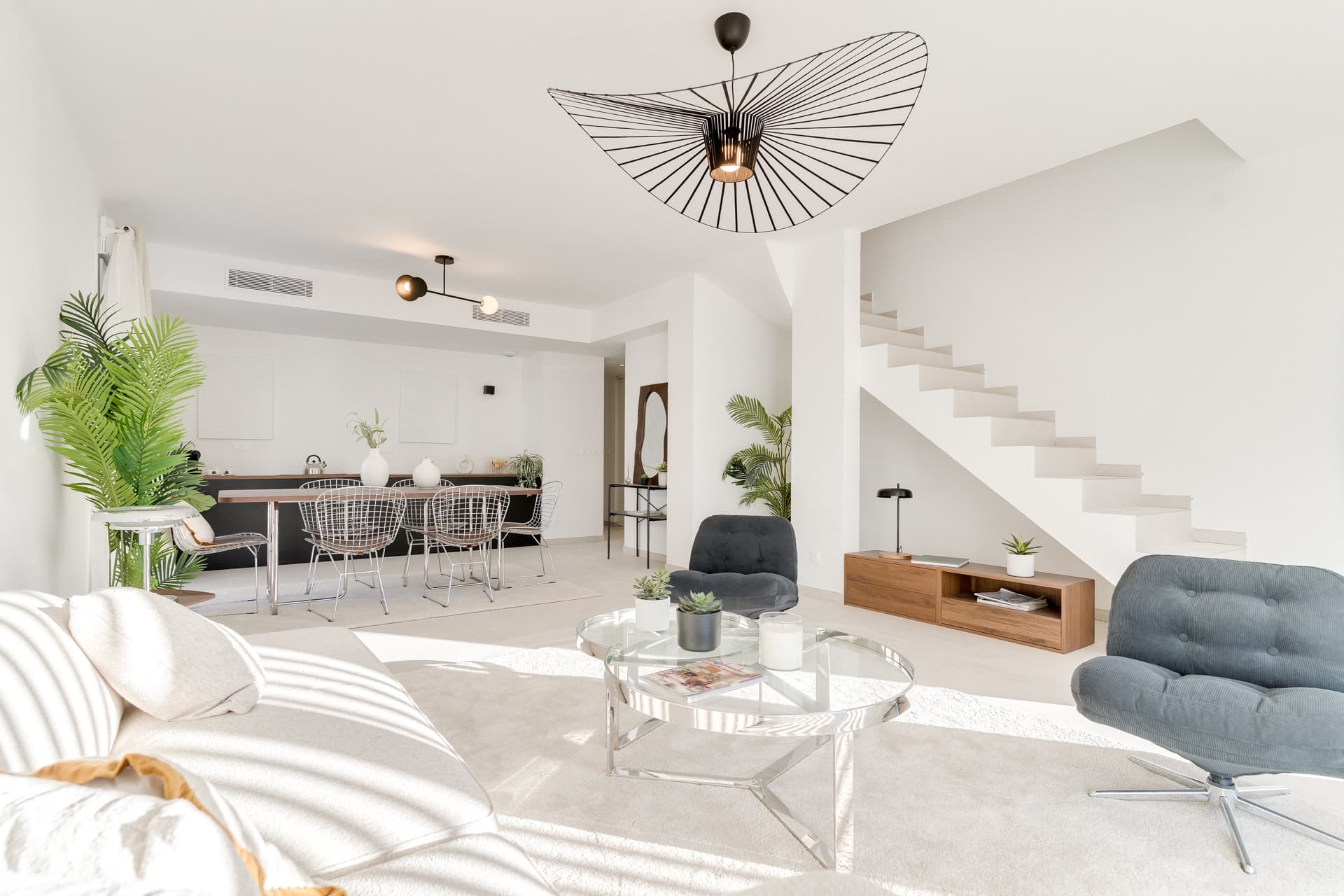 Saint-Laurent-du-Var — Située aux portes de Nice, à égale distance de Cannes et Monaco, la commune de Saint-Laurent-du-Var ... — Miniature 8