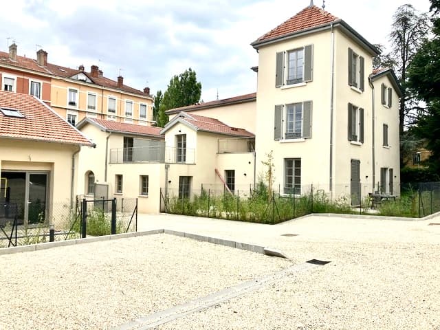 Tassin-la-Demi-Lune — Située au nord de Tassin-la-Demi-Lune, cette résidence se distingue par une architecture contemporai...
