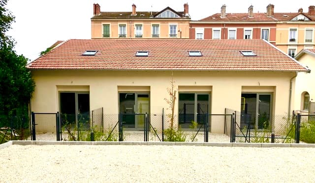 Tassin-la-Demi-Lune — Située au nord de Tassin-la-Demi-Lune, cette résidence se distingue par une architecture contemporai... — Miniature 3