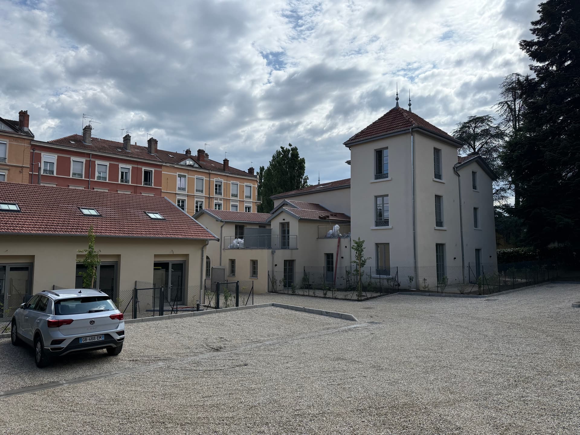 Tassin-la-Demi-Lune — Située au nord de Tassin-la-Demi-Lune, cette résidence se distingue par une architecture contemporai... — Miniature 4