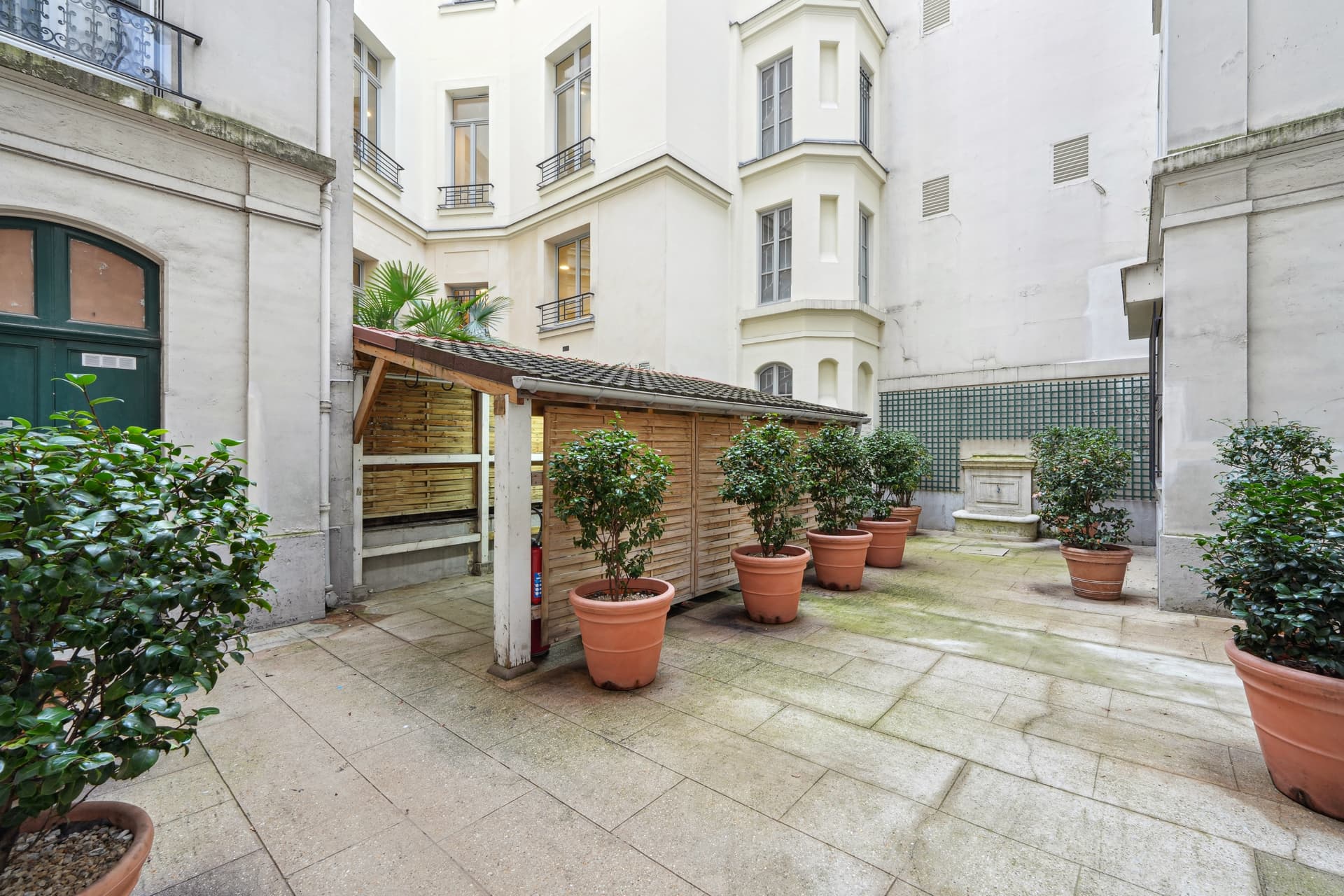 Paris — Au cœur d’un quartier emblématique de Paris, à proximité immédiate du parc Monceau, se dresse un imm... — Miniature 2