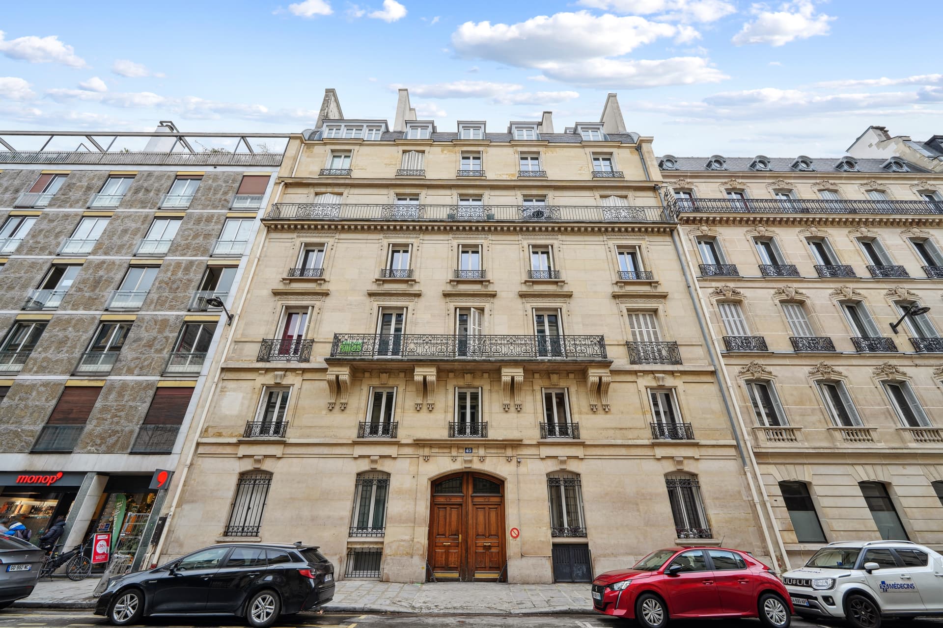 Paris — Au cœur d’un quartier emblématique de Paris, à proximité immédiate du parc Monceau, se dresse un imm... — Miniature 3