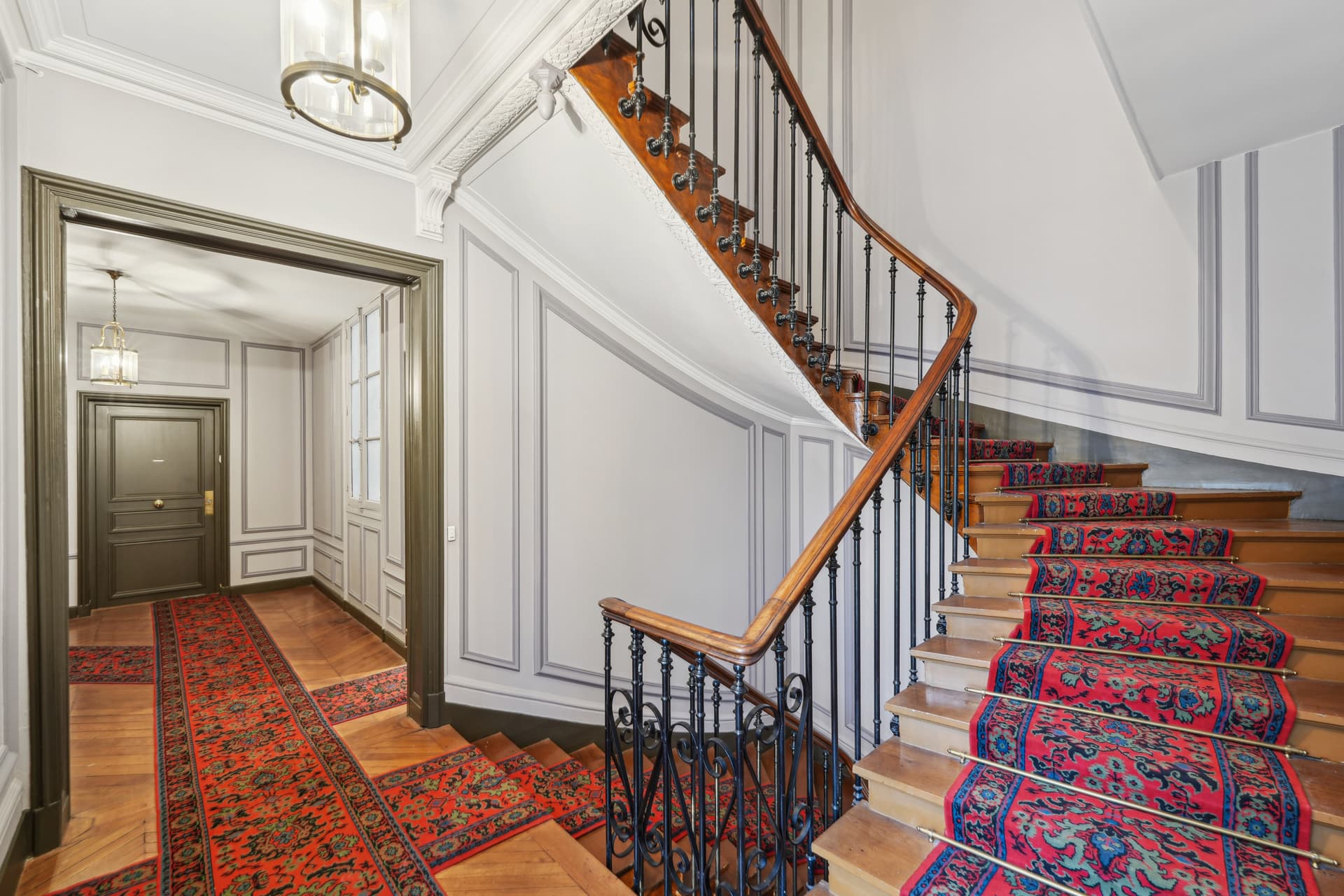 Paris — Au cœur d’un quartier emblématique de Paris, à proximité immédiate du parc Monceau, se dresse un imm... — Miniature 4