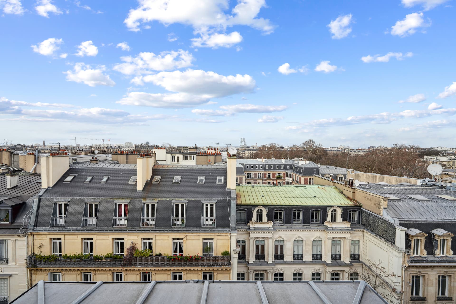 Paris — Au cœur d’un quartier emblématique de Paris, à proximité immédiate du parc Monceau, se dresse un imm... — Miniature 5