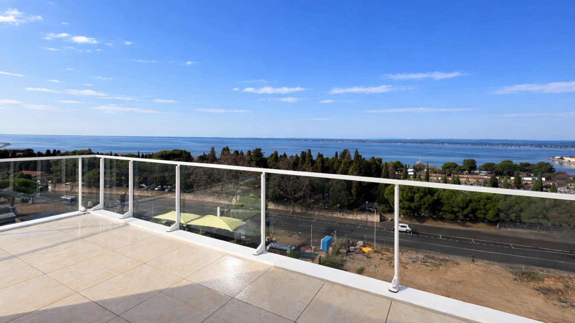 Sete — Située entre la mer Méditerranée et l’étang de Thau, Sète séduit par son ambiance authentique et son... — Miniature 3