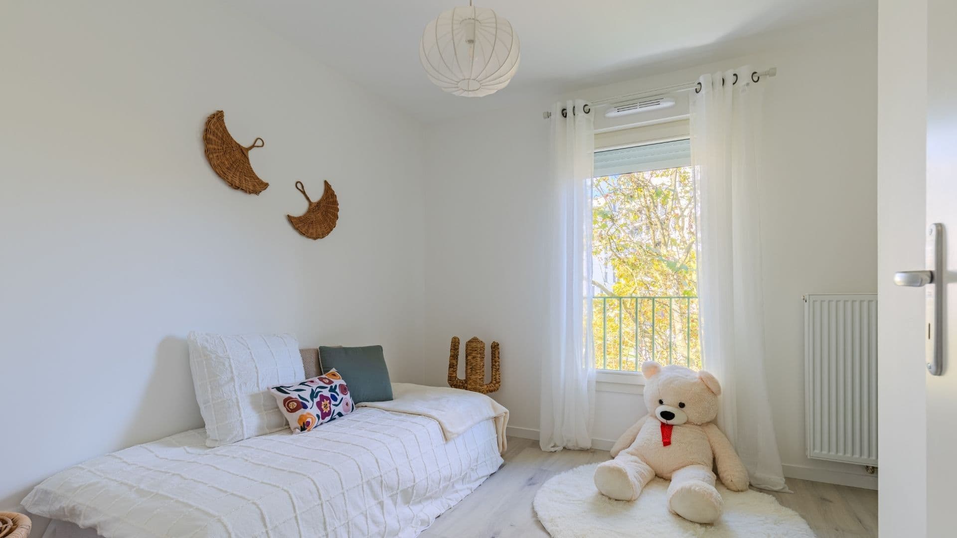 Bordeaux — Située à seulement quelques kilomètres du centre de Bordeaux, cette nouvelle résidence prend place a... — Miniature 2