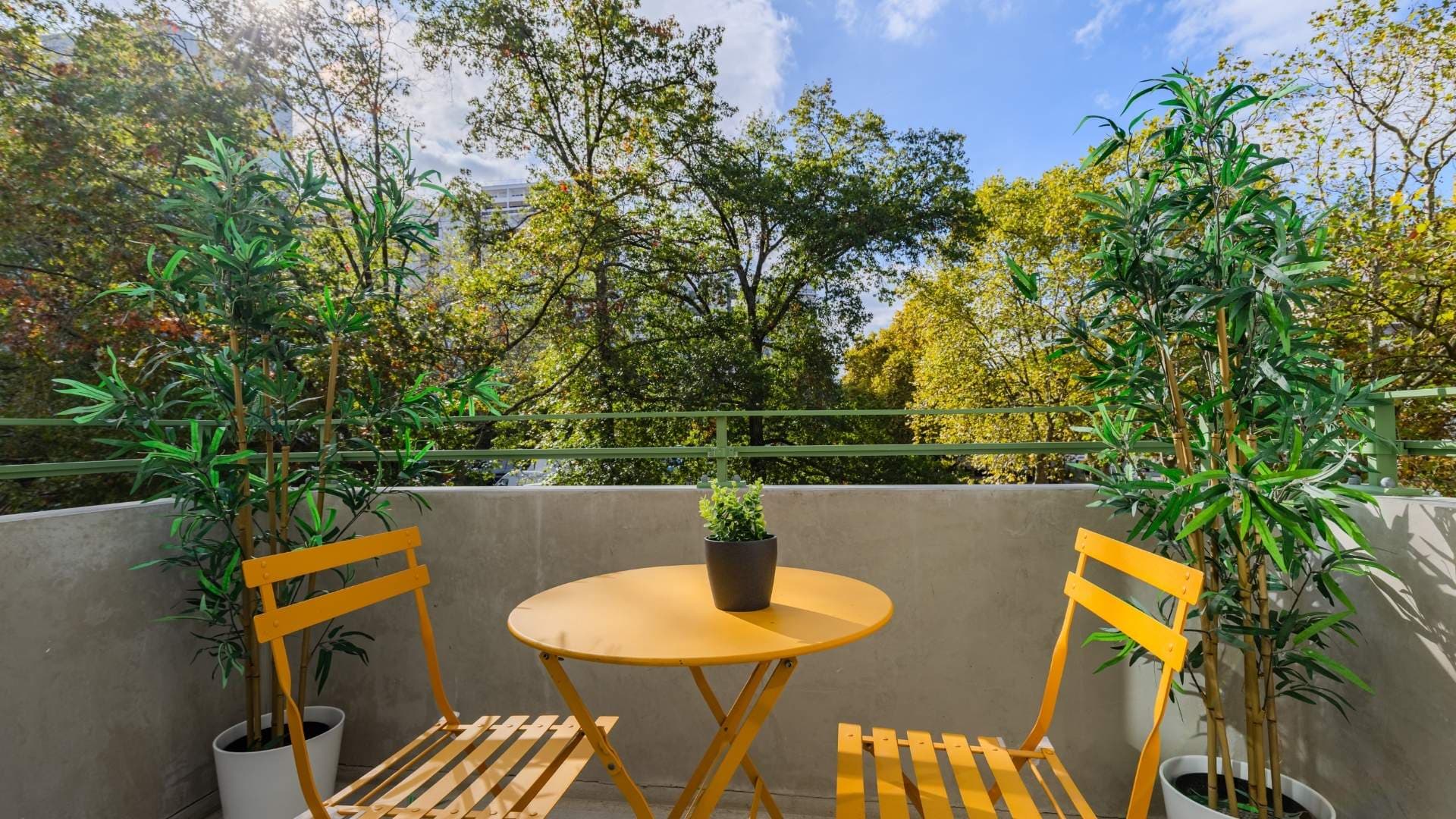 Bordeaux — Située à seulement quelques kilomètres du centre de Bordeaux, cette nouvelle résidence prend place a... — Miniature 4