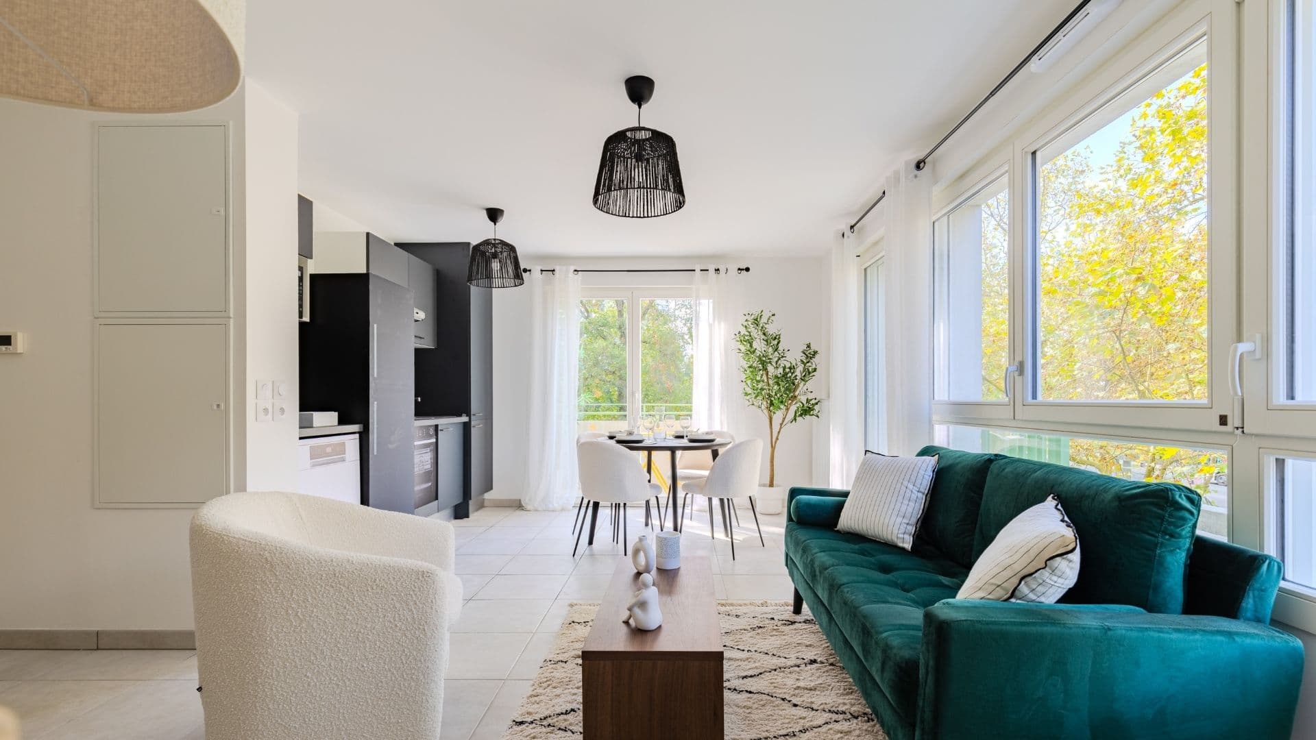 Bordeaux — Située à seulement quelques kilomètres du centre de Bordeaux, cette nouvelle résidence prend place a... — Miniature 5