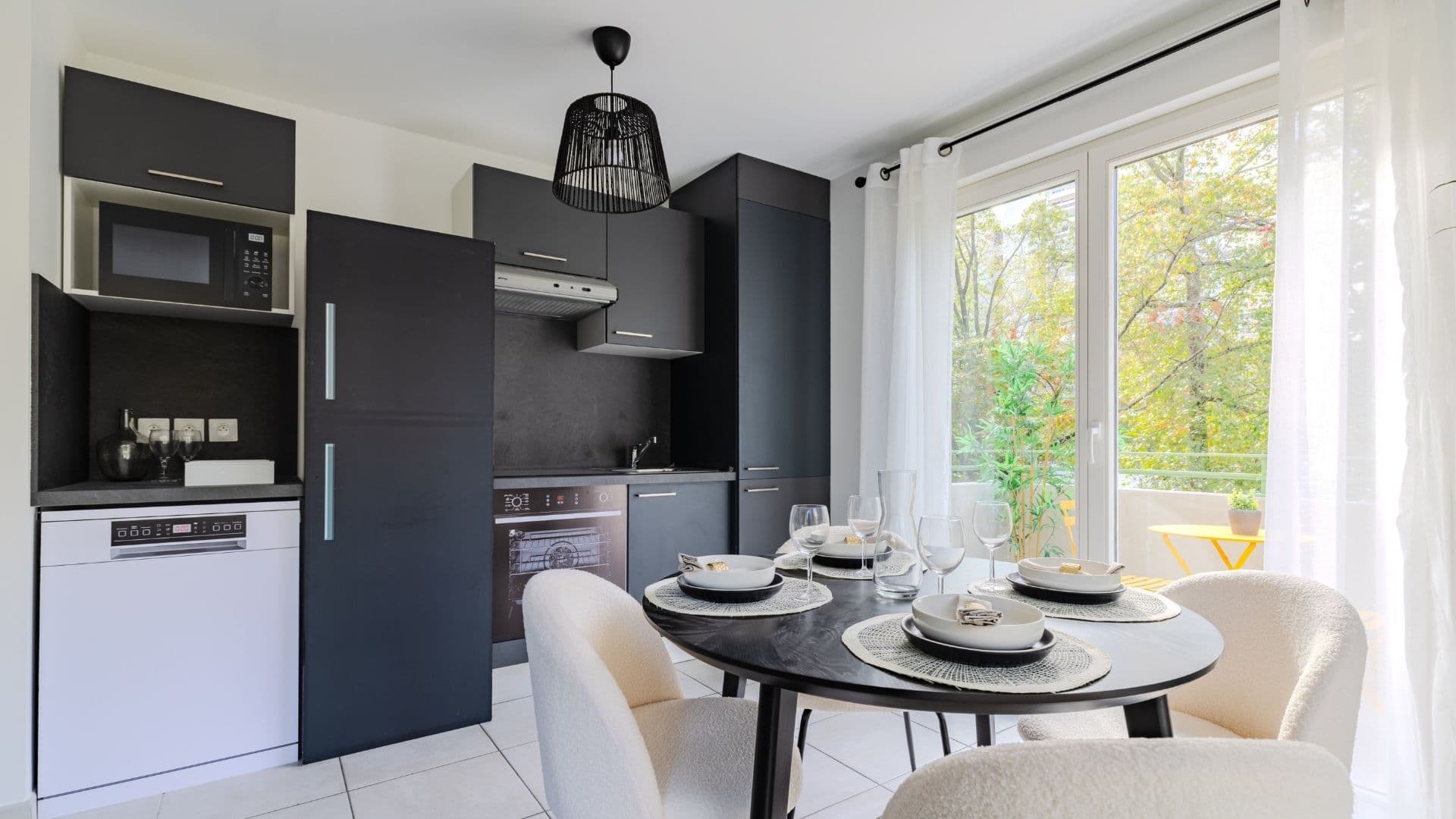 Bordeaux — Située à seulement quelques kilomètres du centre de Bordeaux, cette nouvelle résidence prend place a... — Miniature 6