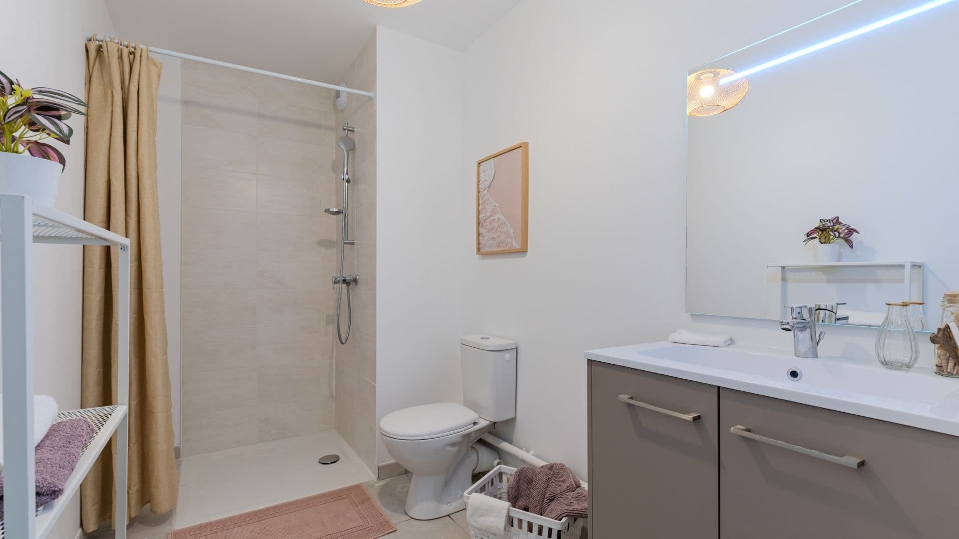 Bordeaux — Située à seulement quelques kilomètres du centre de Bordeaux, cette nouvelle résidence prend place a... — Miniature 8