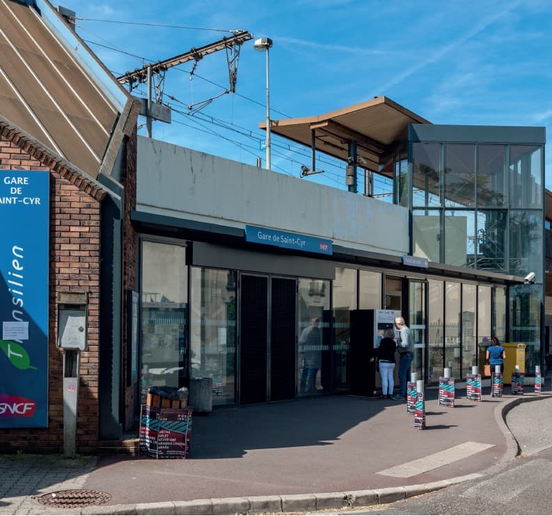 Saint-Cyr-L'ecole — Située à Saint-Cyr-l’École, à proximité immédiate de la gare et en bordure du parc de Versailles, ce... — Miniature 2