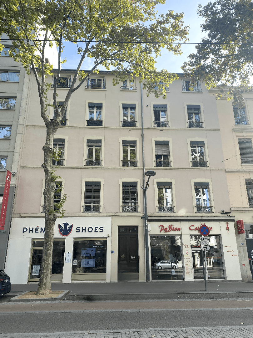 Lyon — Idéalement situé au cœur d’un secteur prisé de Lyon, cet immeuble ancien avec ascenseur se distingue... — Photo 1