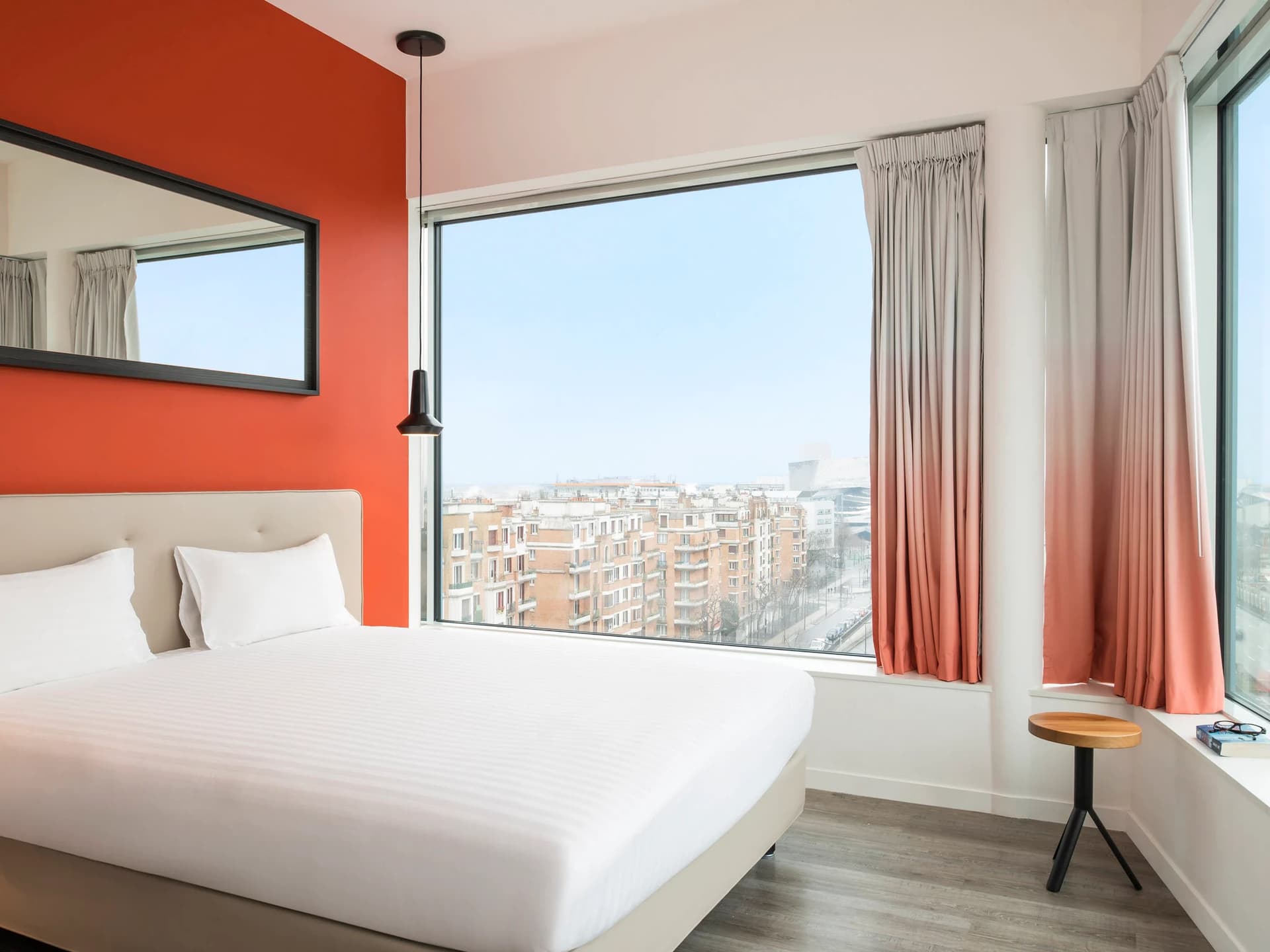 Paris — Implantée dans le 19ᵉ arrondissement de Paris, à deux pas du parc de la Villette, cette résidence pr... — Miniature 4