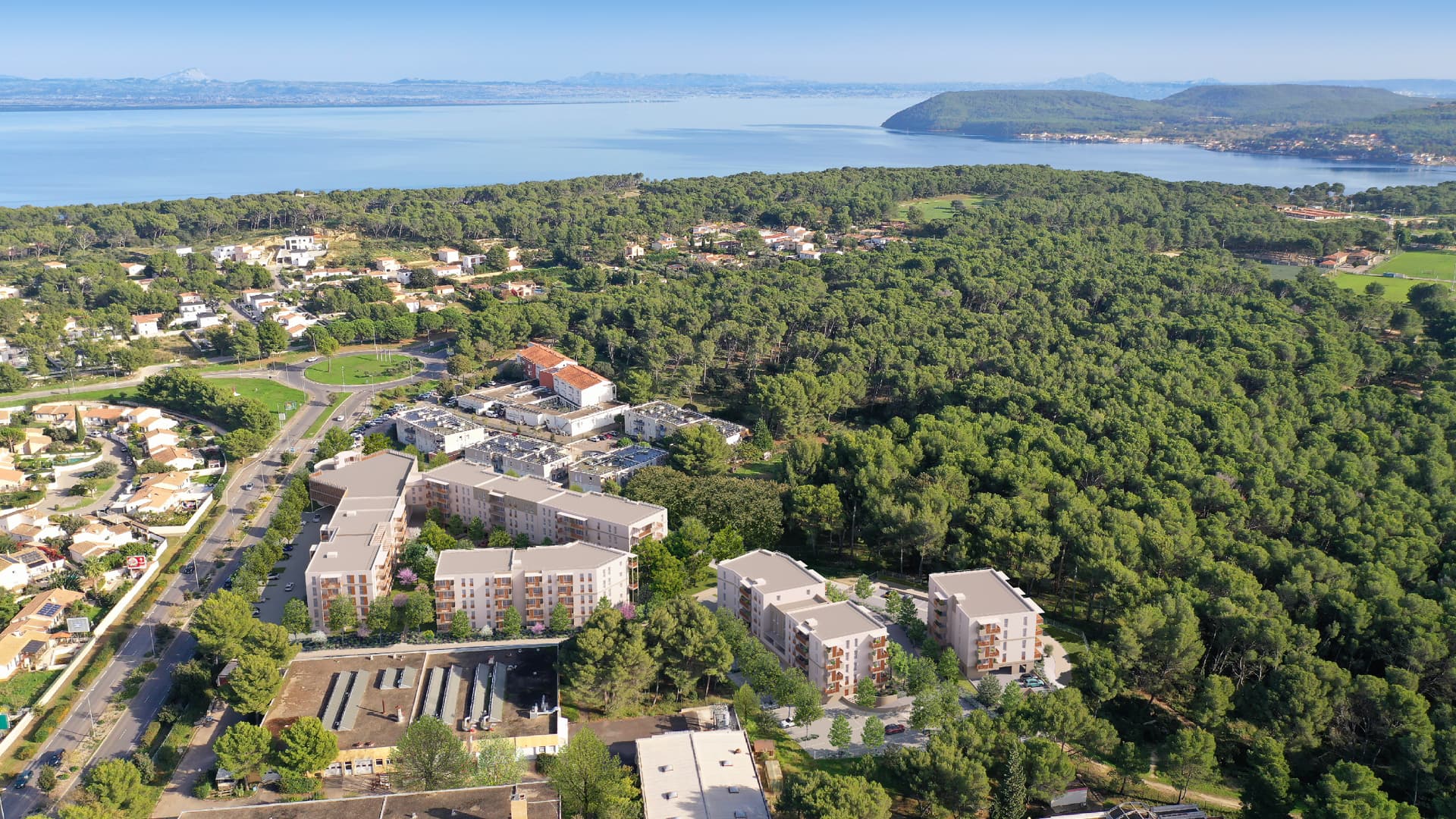 Istres — Au sein d’un environnement naturel préservé, deux résidences distinctes s’intègrent harmonieusement ... — Miniature 5