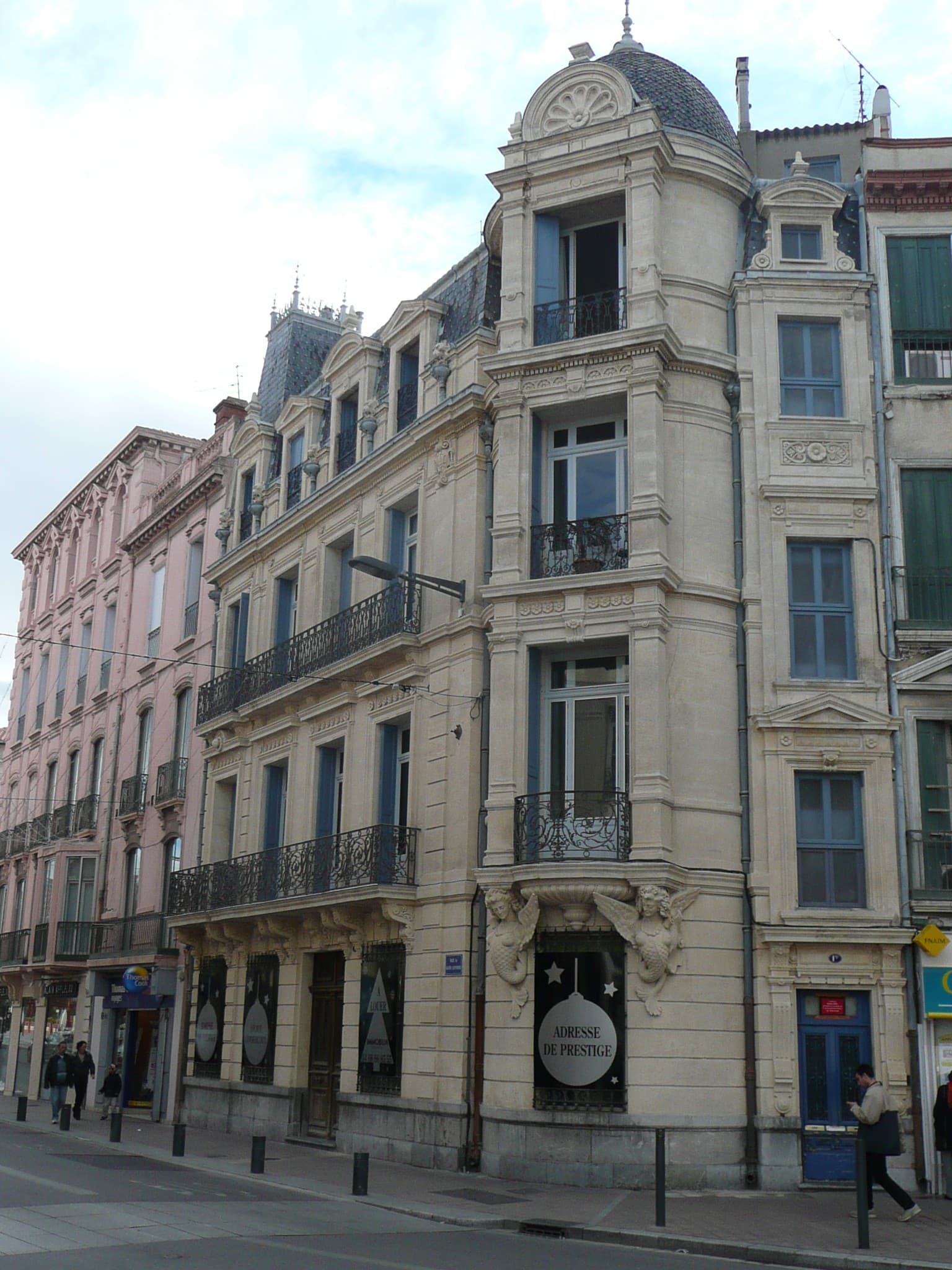 Perpignan — Au sein d’un ancien hôtel particulier, cet appartement de caractère se distingue par son entrée indé...