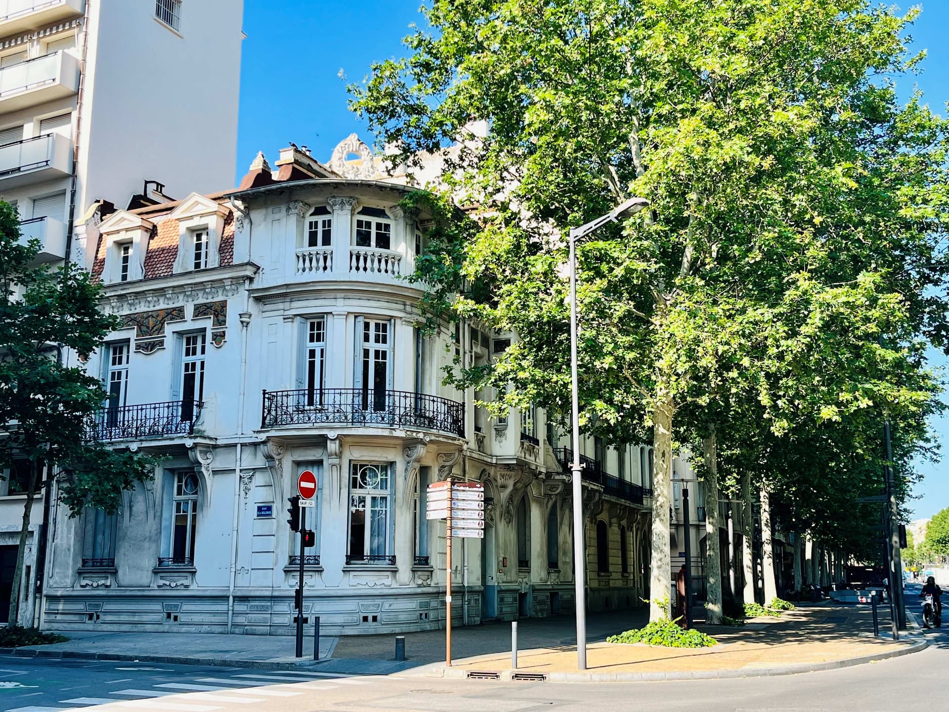 Perpignan — Situé en plein cœur de Perpignan, ce bâtiment de caractère se distingue par son architecture remarqu... — Photo 1