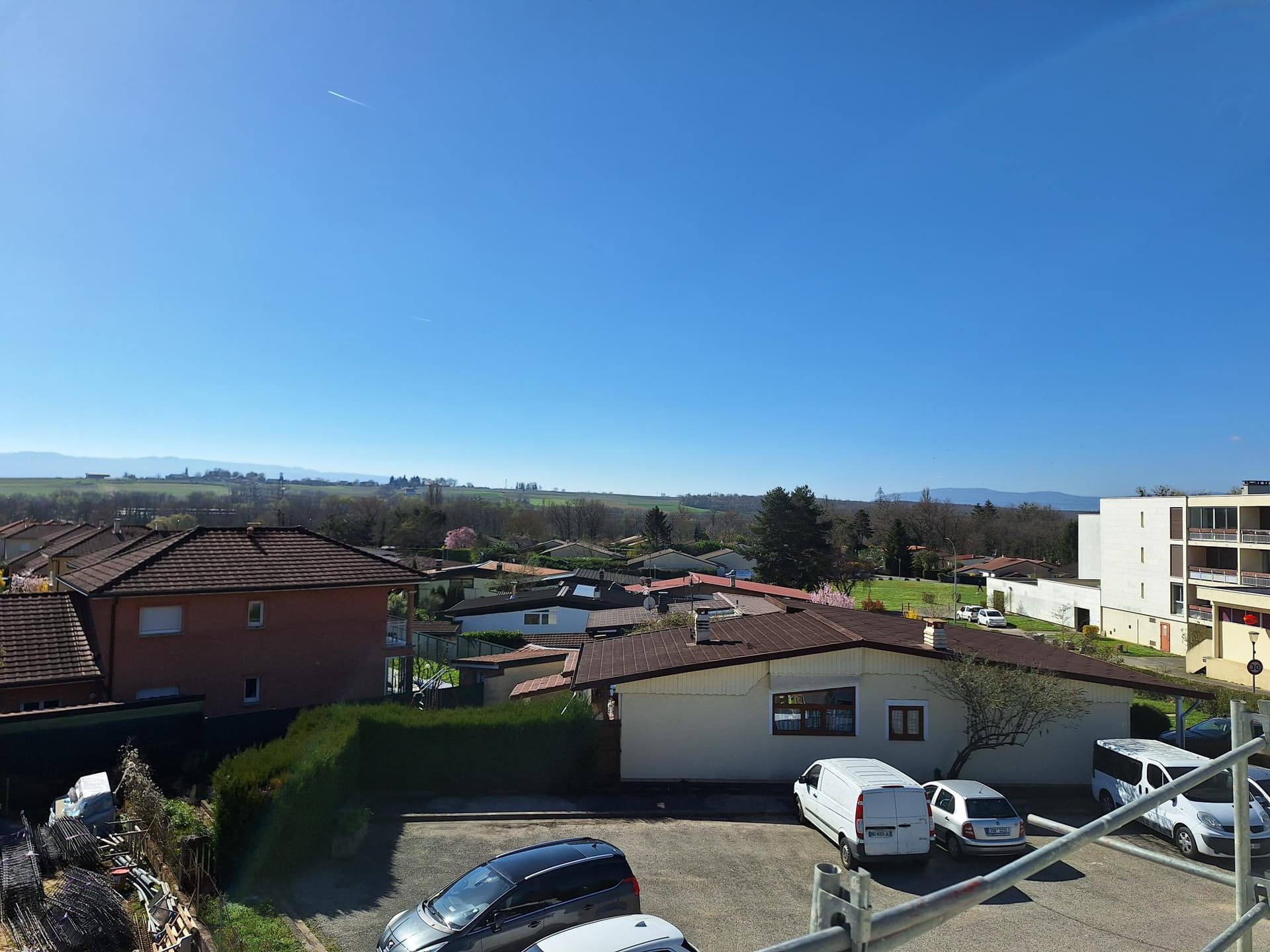 Saint-Genis-Pouilly — Au cœur d’un environnement préservé, cette résidence à l’architecture contemporaine s’intègre harmon... — Miniature 3