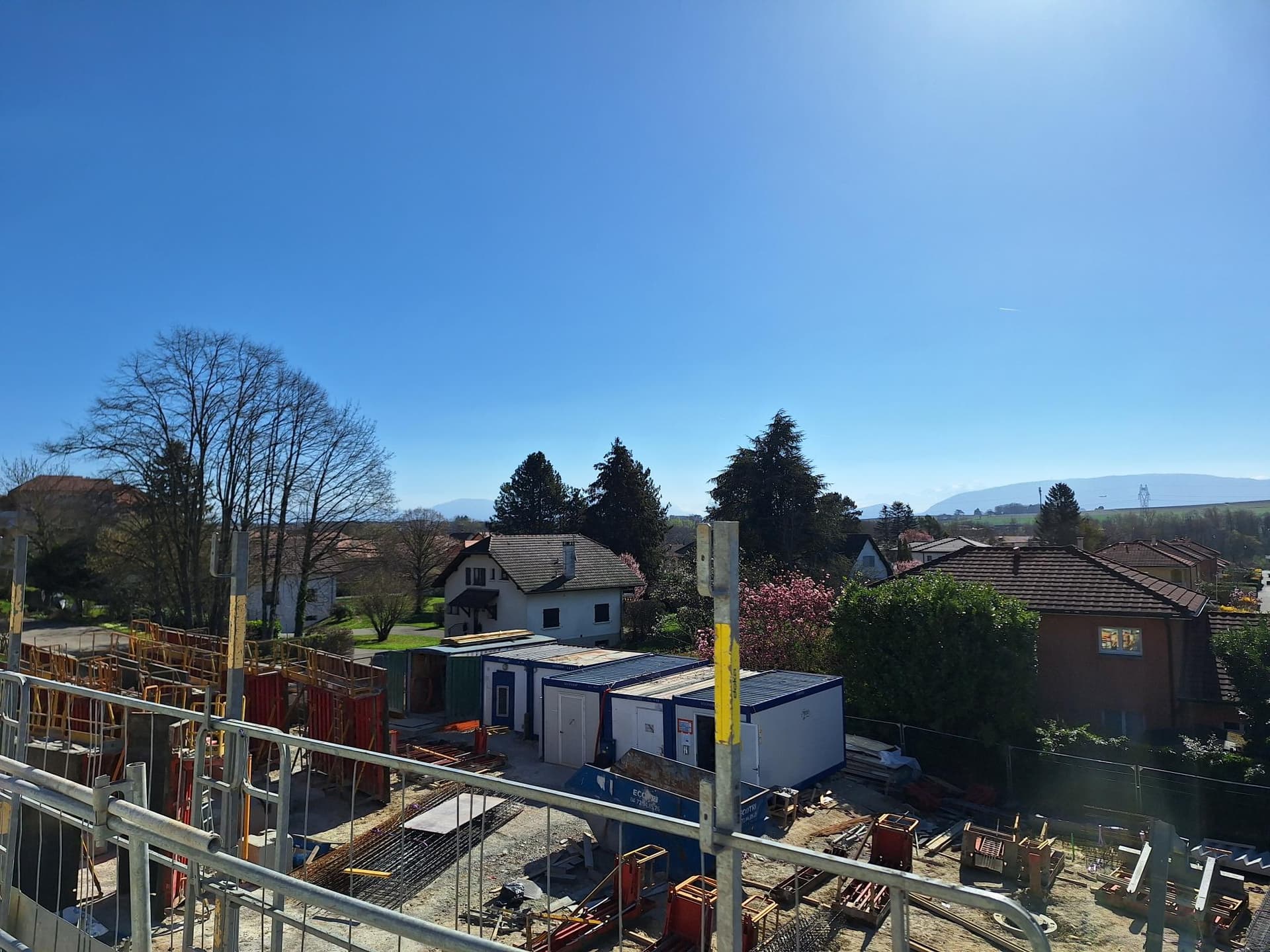 Saint-Genis-Pouilly — Au cœur d’un environnement préservé, cette résidence à l’architecture contemporaine s’intègre harmon... — Miniature 6
