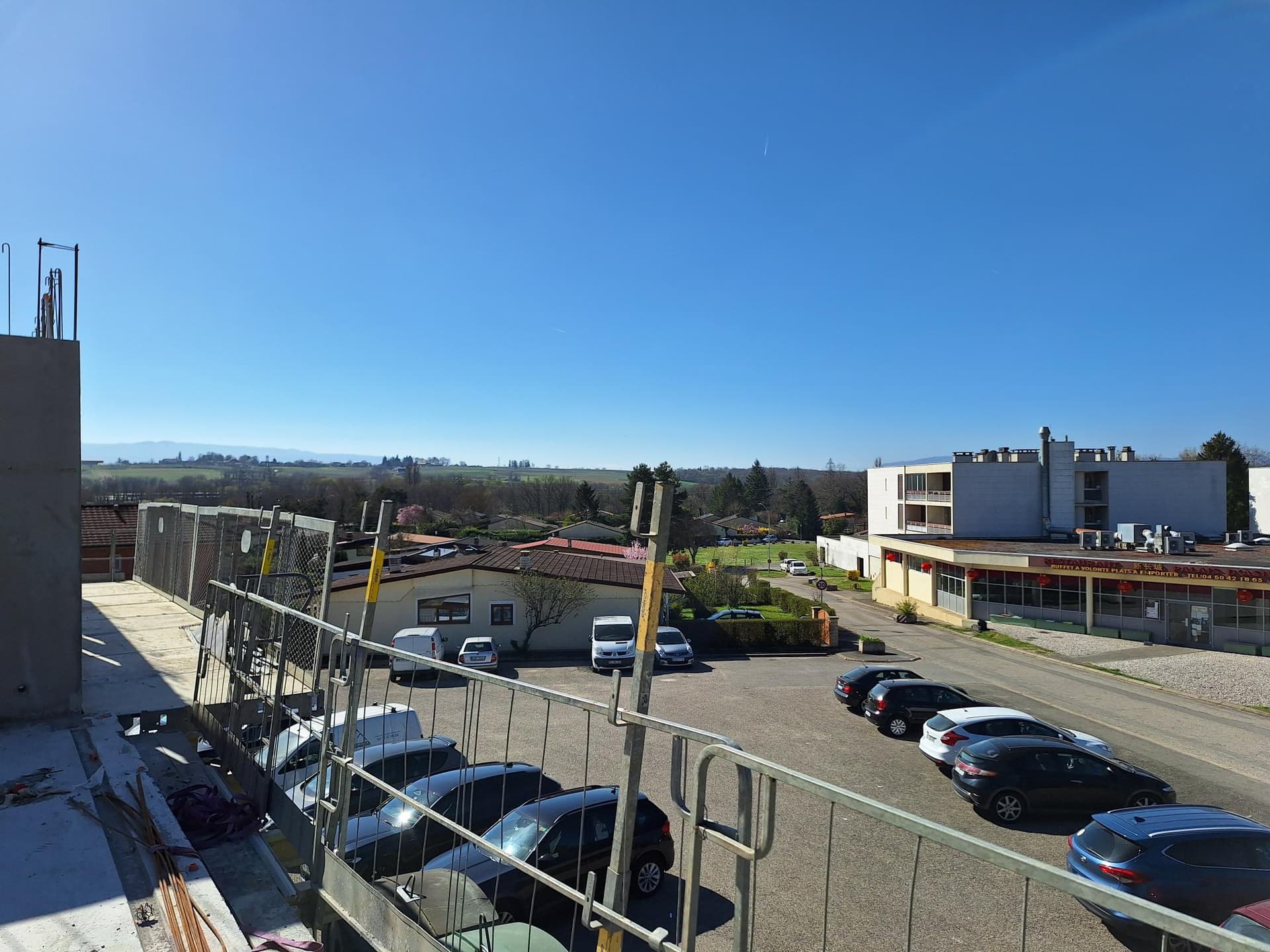 Saint-Genis-Pouilly — Au cœur d’un environnement préservé, cette résidence à l’architecture contemporaine s’intègre harmon... — Miniature 9