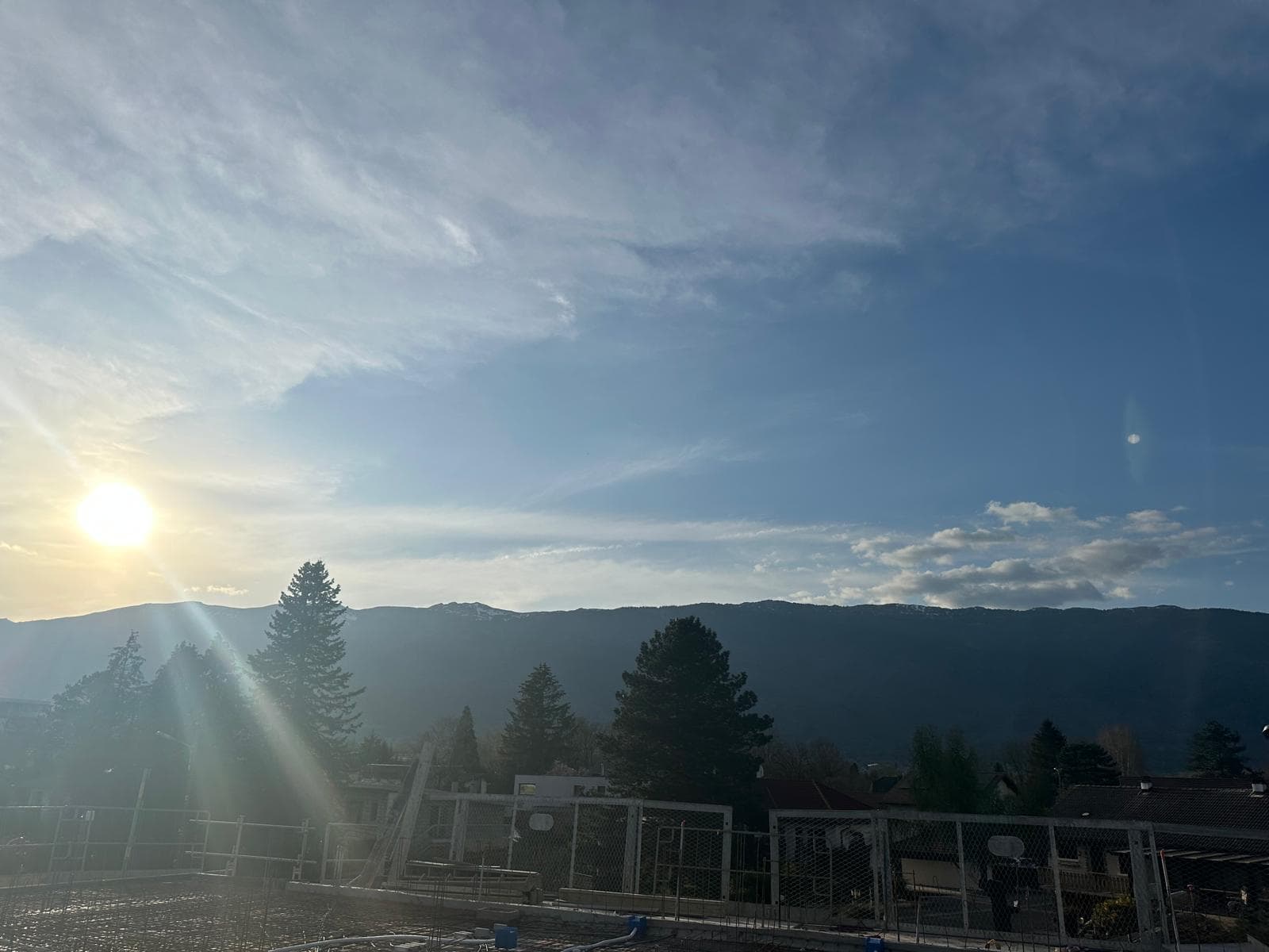 Saint-Genis-Pouilly — Au cœur d’un environnement préservé, cette résidence à l’architecture contemporaine s’intègre harmon... — Miniature 10