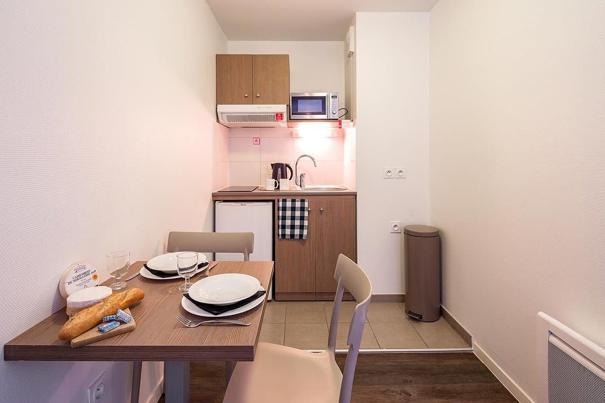 Niort — Au cœur de Niort, une résidence propose un ensemble de logements fonctionnels, allant du studio doub... — Miniature 5