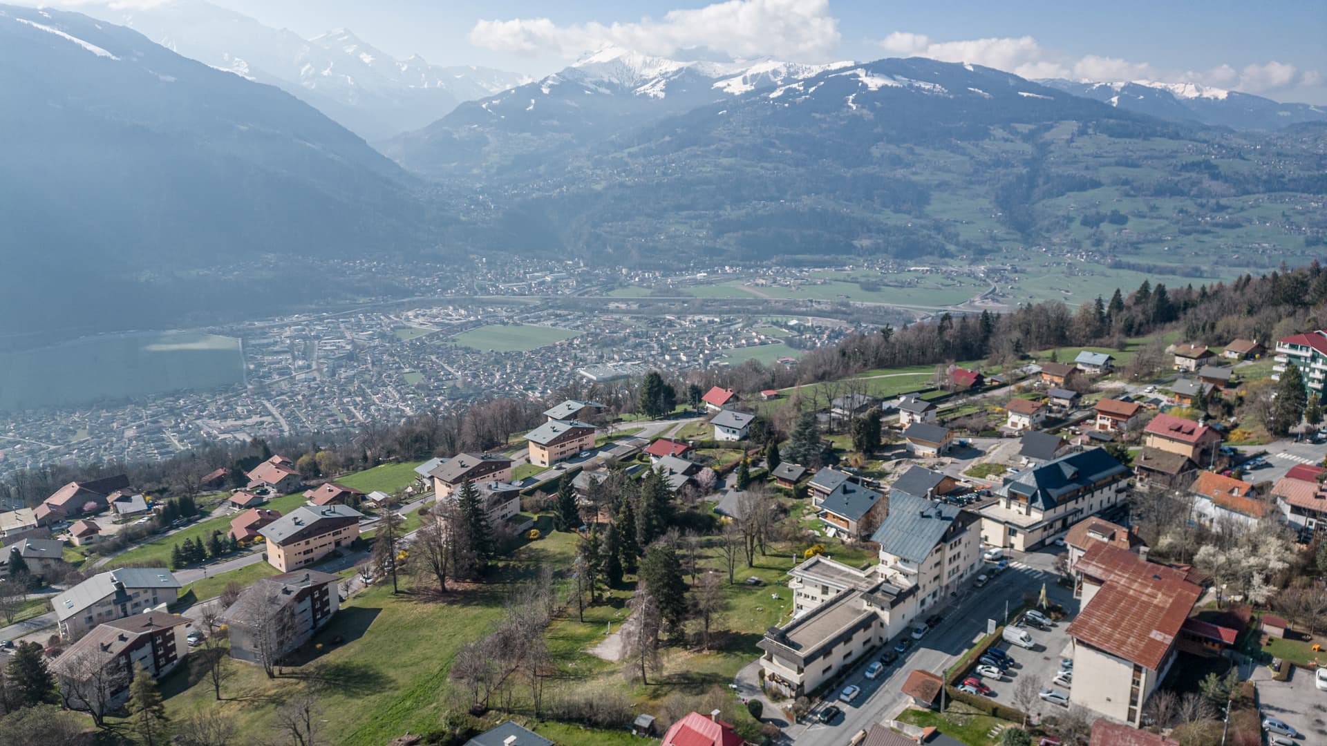 Passy — Située à Passy, cette nouvelle réalisation se distingue par l’harmonie entre un bâtiment contemporai... — Miniature 11