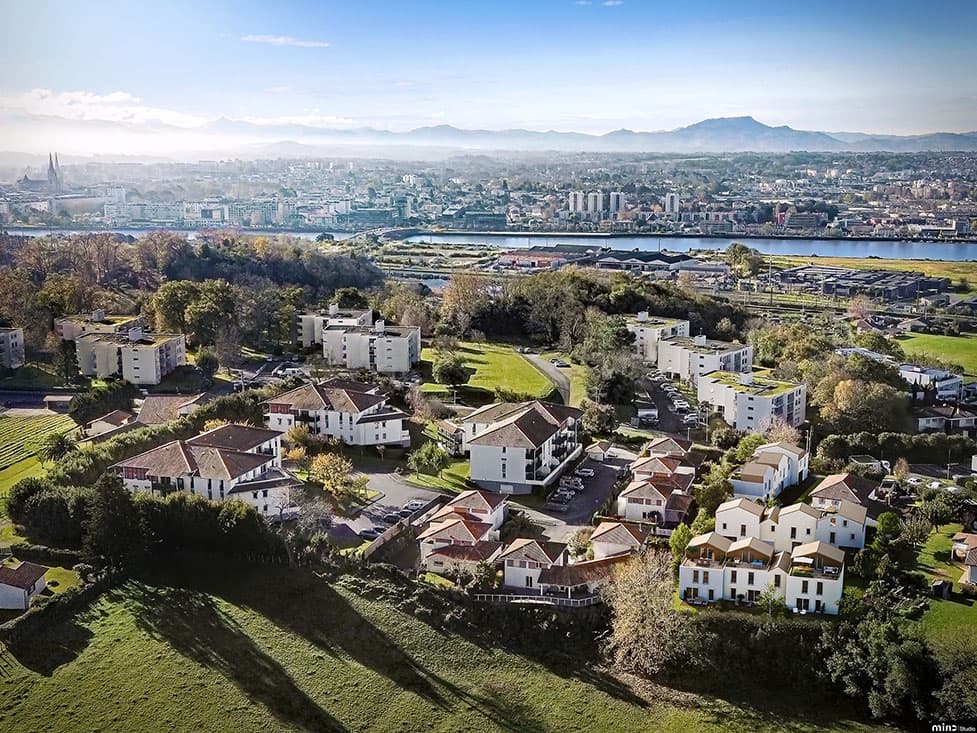 Bayonne — Situées en hauteur, ces neuf maisons individuelles offrent des vues dégagées sur un environnement ré... — Miniature 2