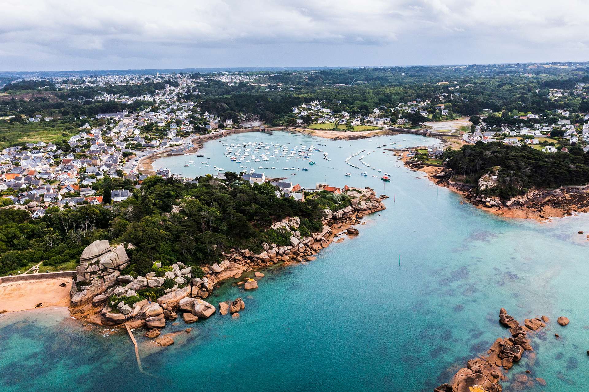 Perros-Guirec — Située dans un environnement résidentiel composé essentiellement de maisons individuelles, cette rés... — Miniature 5