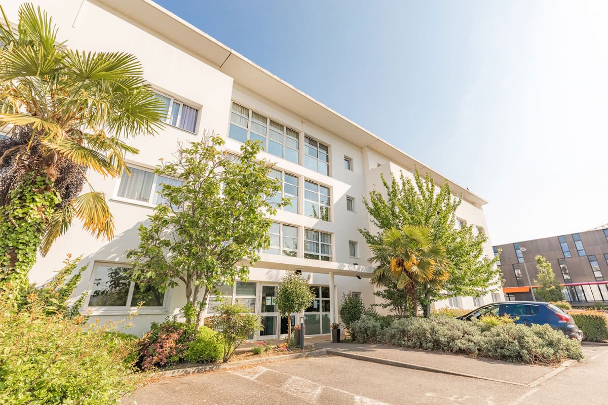 Rennes — À proximité immédiate du centre historique de Rennes, cette résidence se distingue par sa situation ... — Miniature 3