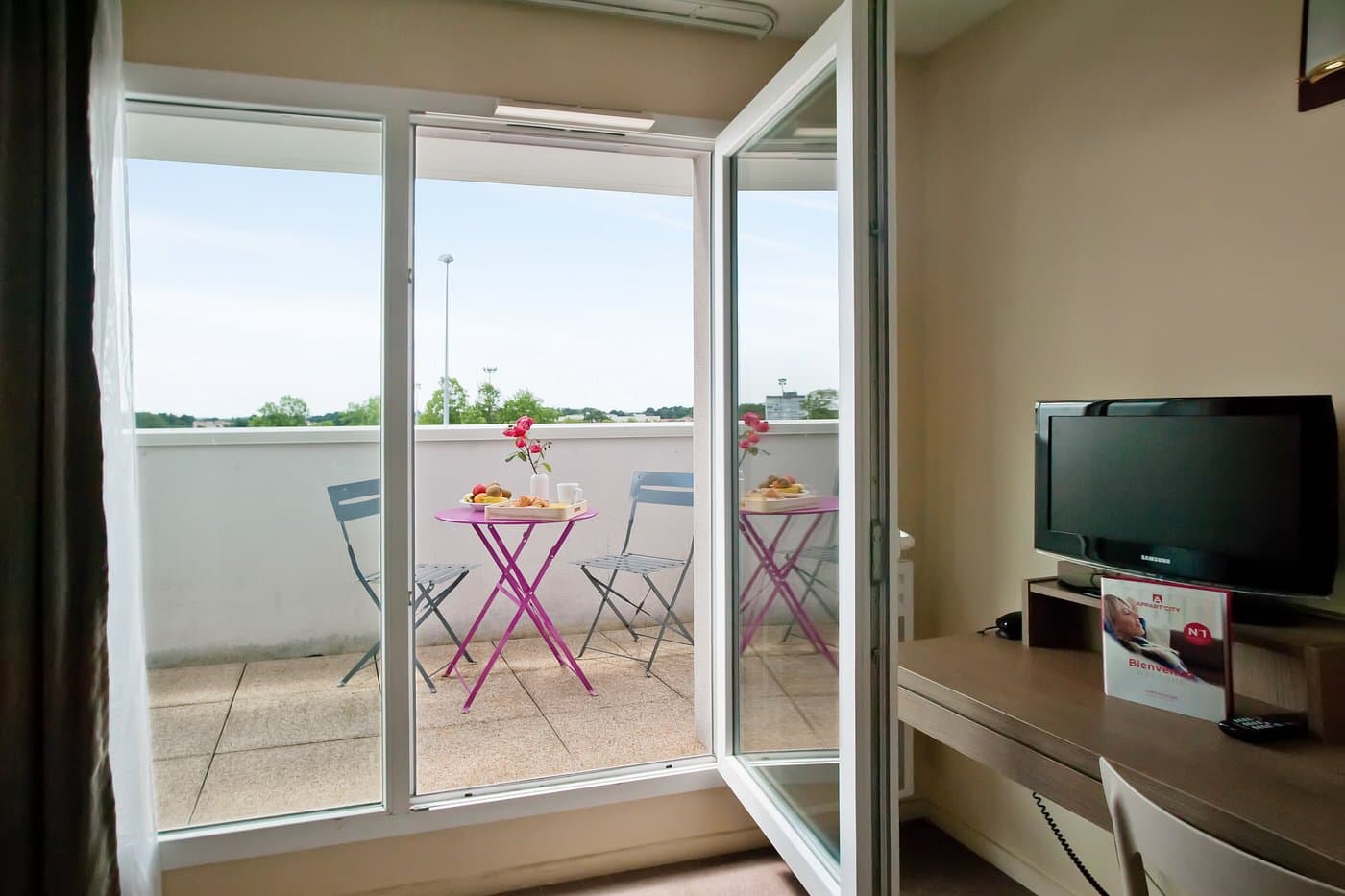 la Roche sur Yon — Au cœur de la Roche-sur-Yon, cette résidence contemporaine propose une sélection d'appartements, du ... — Miniature 7