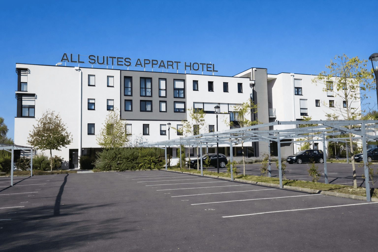 Pau — À proximité immédiate du Béarn, cette résidence bénéficie d’une localisation privilégiée, à seulemen... — Miniature 2