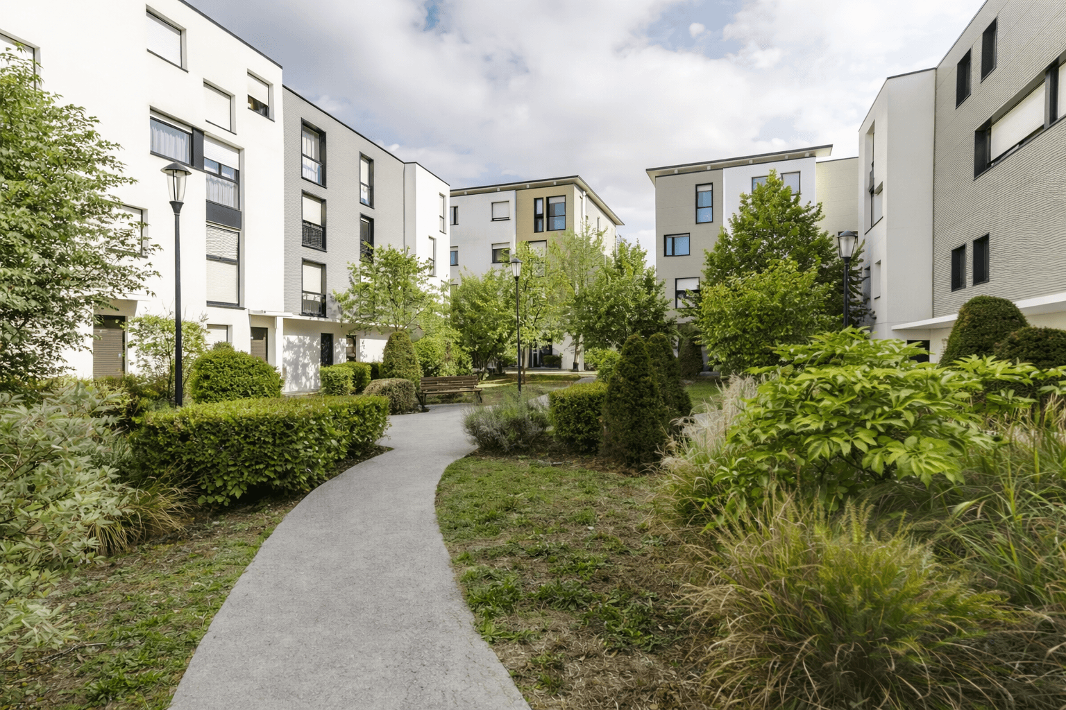 Pau — À proximité immédiate du Béarn, cette résidence bénéficie d’une localisation privilégiée, à seulemen... — Miniature 4