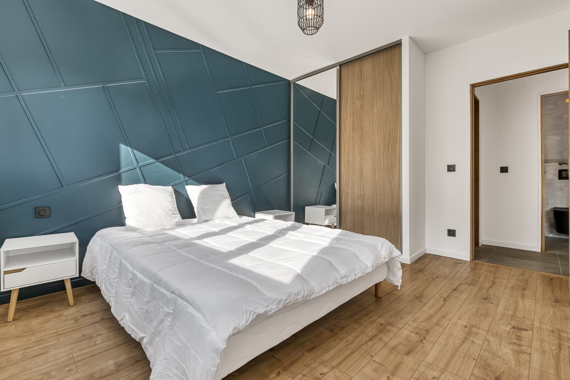 Annecy — Située au cœur d’Annecy, cette réalisation propose des appartements entièrement rénovés, offrant un ... — Miniature 2