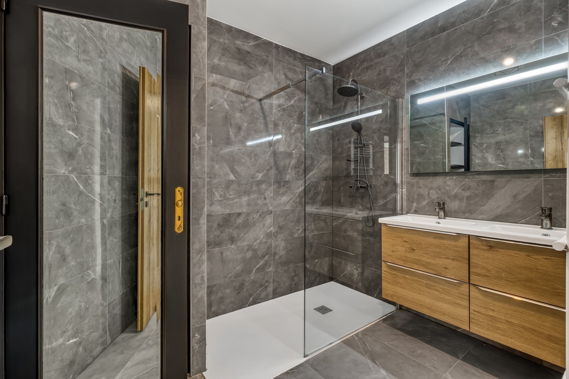 Annecy — Située au cœur d’Annecy, cette réalisation propose des appartements entièrement rénovés, offrant un ... — Miniature 8