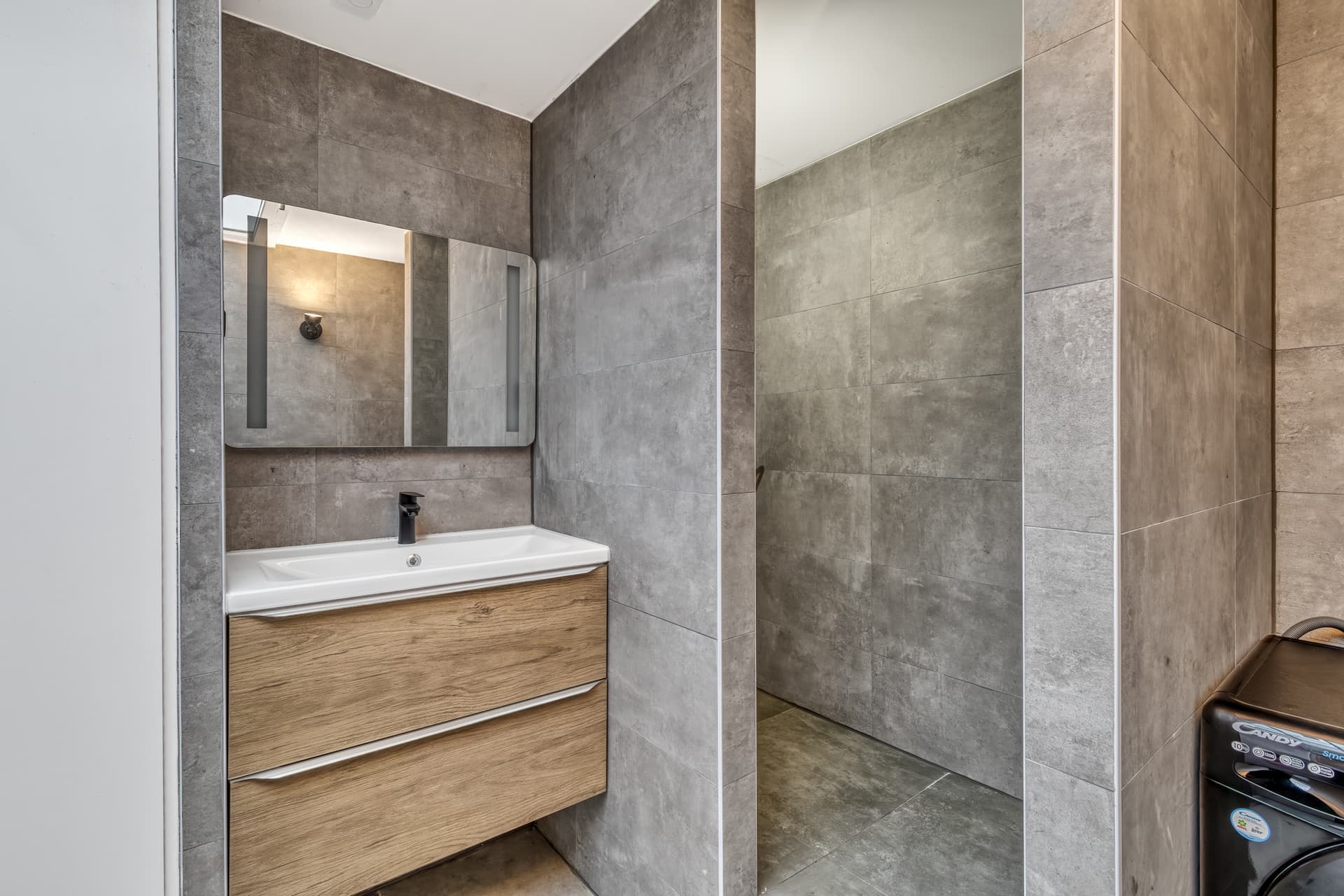 Annemasse — Situé en plein centre d’Annemasse, à proximité immédiate de la gare, du tramway, des commerces et de... — Miniature 11