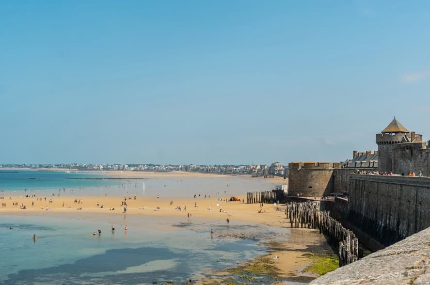 Saint-Malo — Située à Saint-Malo, à proximité immédiate du marché Rocabey, cette nouvelle résidence propose des a... — Miniature 4