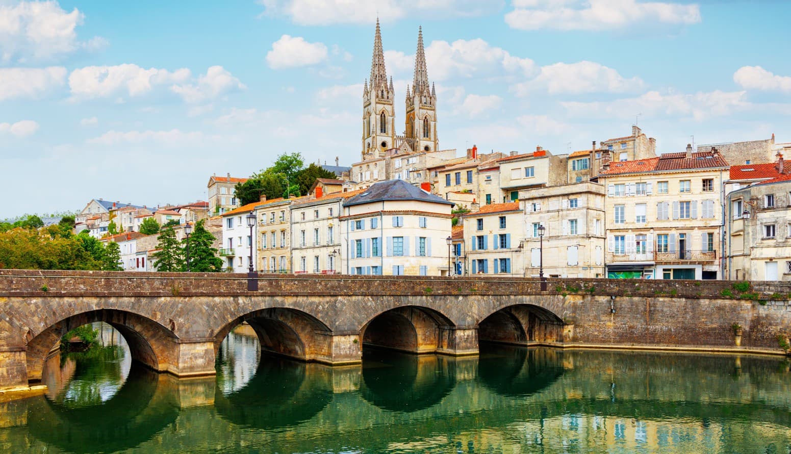 Niort — Située à Niort, cette résidence contemporaine s’adresse aux étudiants et jeunes actifs souhaitant bé... — Miniature 2