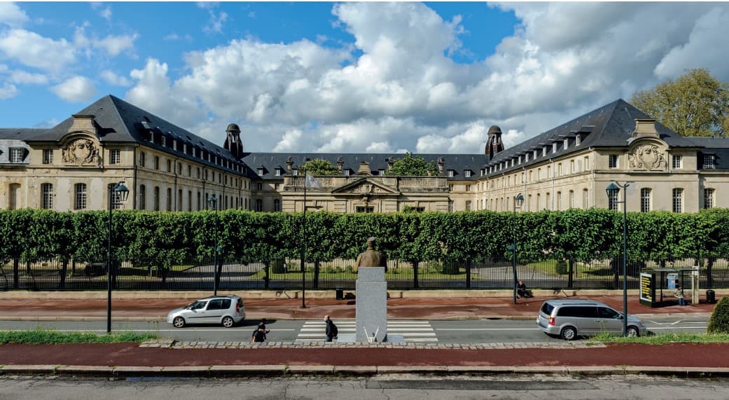 Saint-Cyr-L'ecole — Située à Saint-Cyr-l’École, à proximité immédiate de la gare et en bordure du parc de Versailles, ce... — Miniature 7
