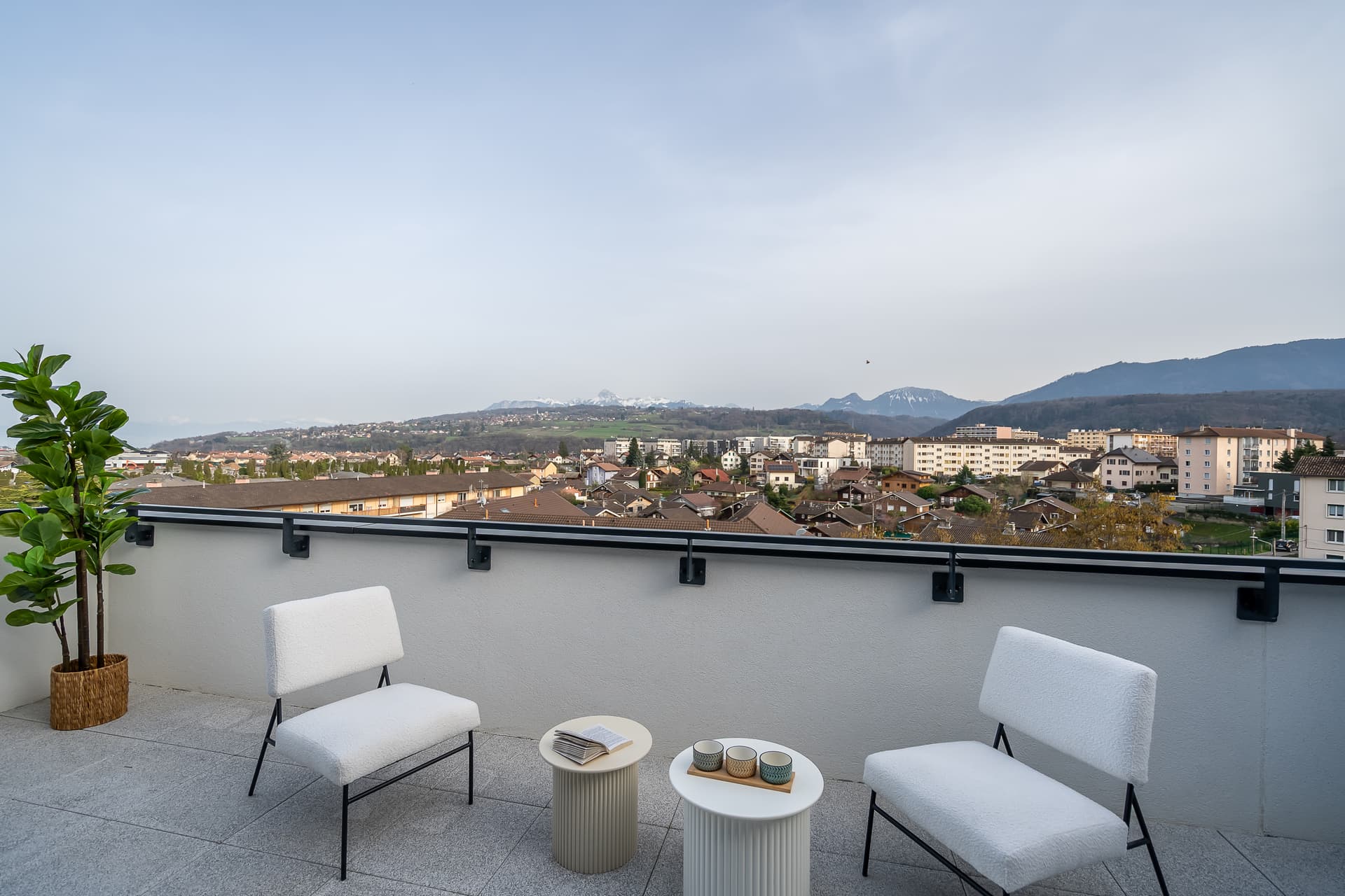 Thonon-les-Bains — Située à proximité immédiate du quartier de Concise à Thonon-les-Bains, cette résidence contemporain... — Miniature 3