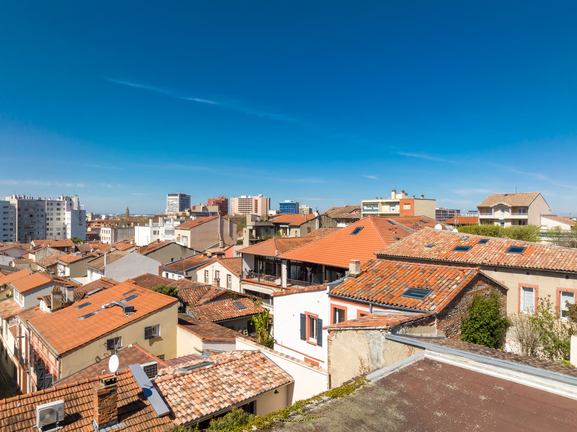 Toulouse — Située au cœur d’un quartier dynamique de Toulouse, cette résidence contemporaine s’intègre harmonie... — Miniature 2
