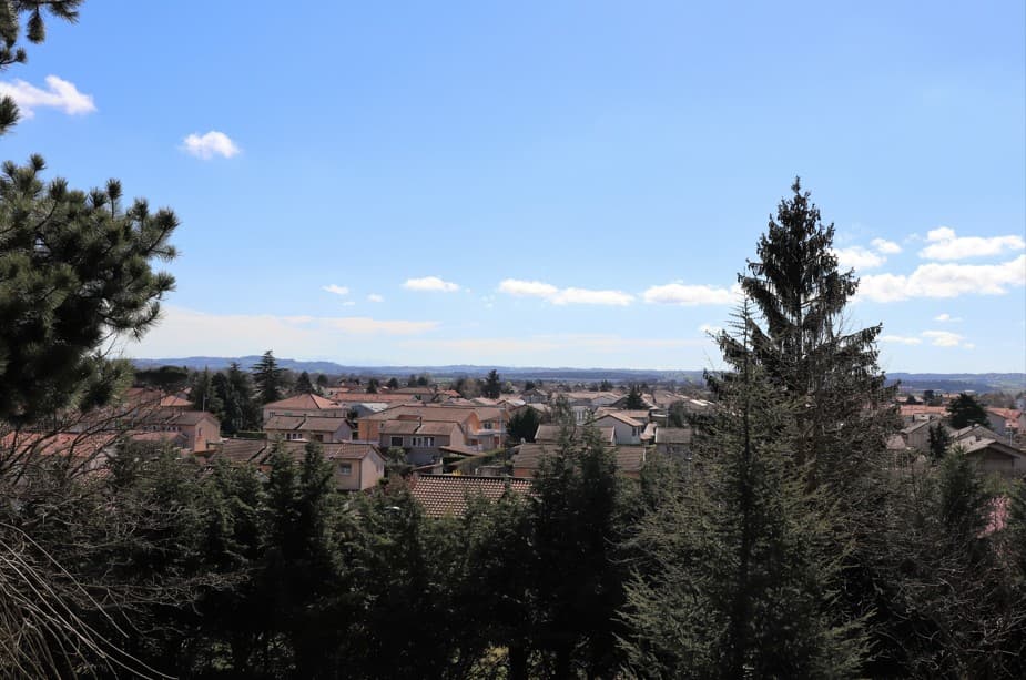 Corbas — Située dans la première couronne lyonnaise, la commune de Corbas se distingue par son environnement ... — Miniature 9
