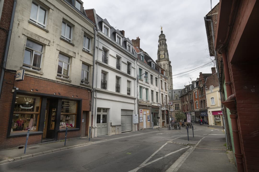 Arras — Situé au cœur du centre-ville d’Arras, cet appartement de trois pièces offre une superficie de 67,8 ... — Miniature 4