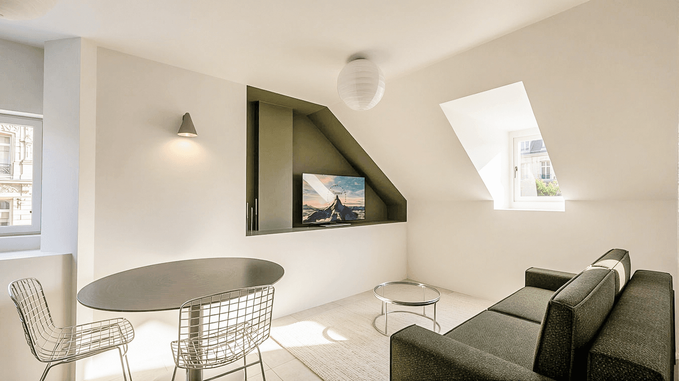 Évian-les-Bains — Située entre le Lac Léman et les Alpes, Évian-les-Bains séduit par son cadre naturel exceptionnel et... — Miniature 2